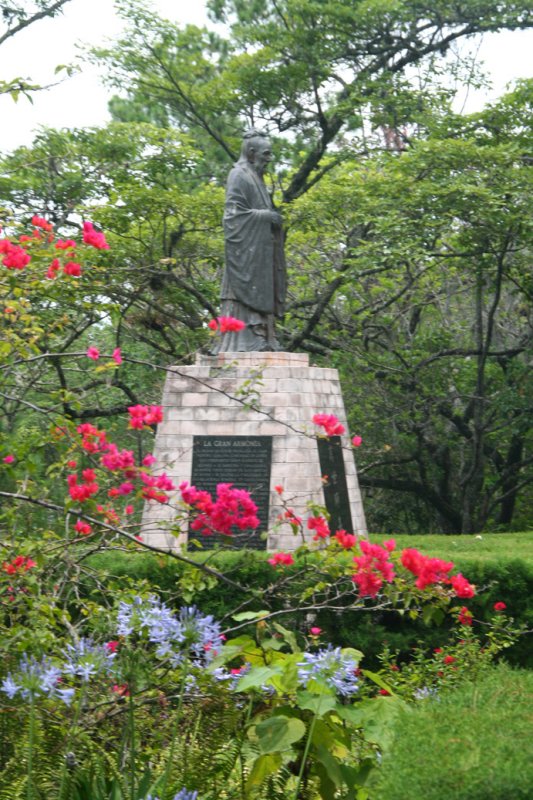 Statue of Confucius in Parque Naciones Unidas.