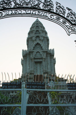 The Chedey stupa in Phnom Penhon Sisowath Quay (street).