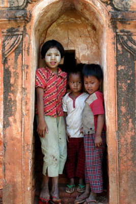 Kids posing in a doorway.