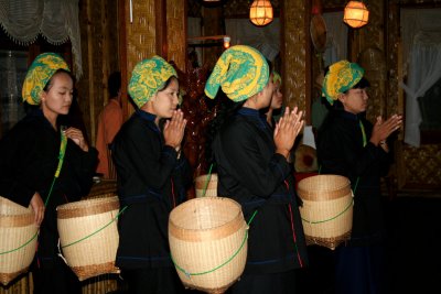 Next, some women came out carrying shan woven baskets.
