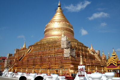 View of the entire stupa.