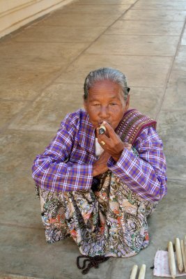 Old woman smoking a cheroot at the Shwezigone Pagoda.