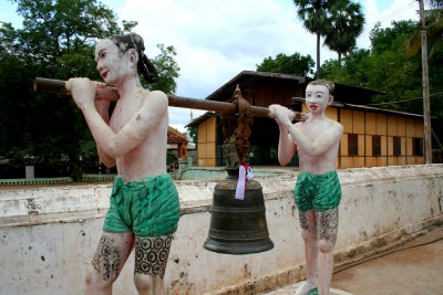 Statue of two figures holding a bell at Manuha Temple.