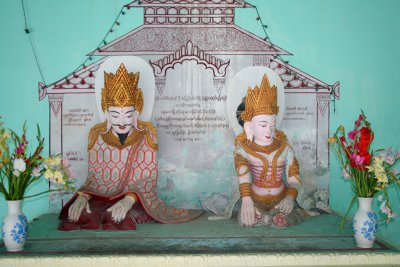 Male and female figures at the Manuha Temple.