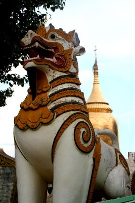 A guardian lion at the entrance to the Bupaya Pagoda.