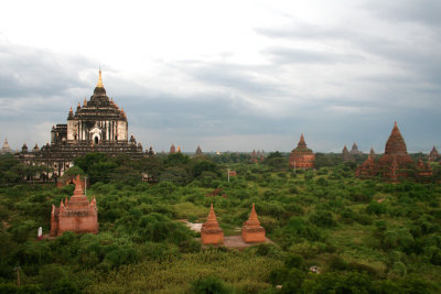 Another landscape shot with a view of the Thatbyinnyu Temple.