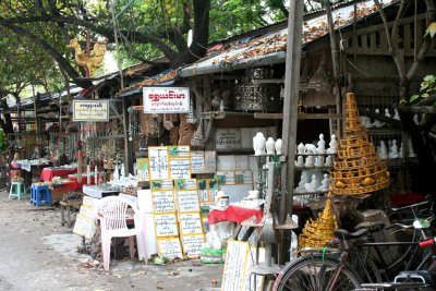 Along the way, there were many souvenir shops and vendors anxious to make a sale.