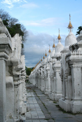The main stupa is set in the middle of a thirteen acre field of 729 pitaka pagodas or shrines.