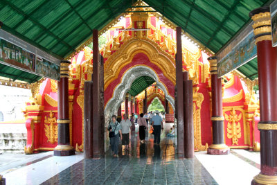 The passageway (with tourists) as we left the Kuthodaw Pagoda.