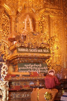 Like the Sule Pagoda, the Botahtaung Pagoda is also said to enshrine ancient hair relics of Buddha.