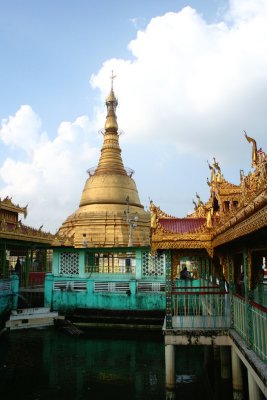 The name Botahtaung means 1,000 military officers (said to have escorted the Buddha relics from India 2,000 years ago).