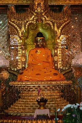 Closeup of the Buddha in the Kabar Aye Pagoda.