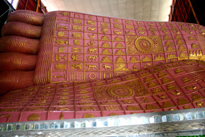 Closeup of the soles of the Buddha's feet.