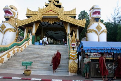 Entrance to the Kyauktawgyi Pagoda in Yangon with 2 guardian lions.
