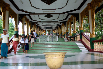 Pathway with stairs into the Kyauktawgyi Pagoda.