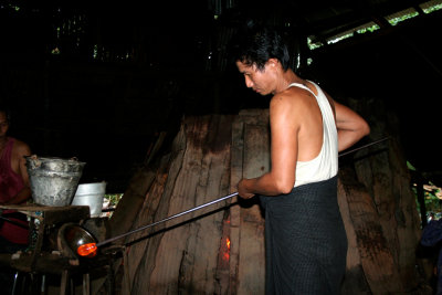 Man with hot molten glass.