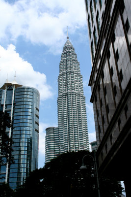 The 88-fl. towers are constructed of reinforced concrete, with a steel and glass facade resembling motifs found in Islamic art.