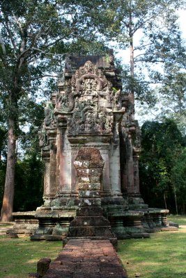 It is one of a pair of Hindu temples (the other is Chau Say Tevoda) built around the middle of the 12th century.