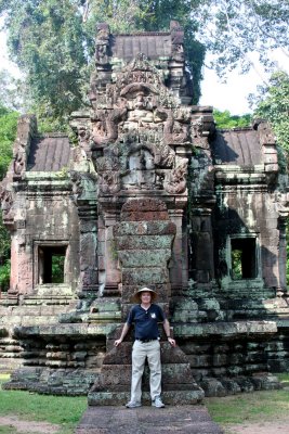Me posing at one end of Thommanon Temple.
