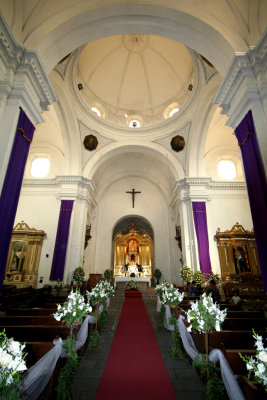 View of the interior of La Merced with a domed ceiling.