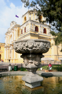 View of the fountain with La Merced in the background.
