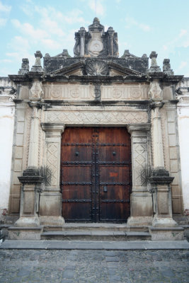 The wooden doors of the entrance to the Colonial Museum.