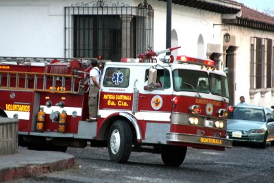 As I was turning the corner onto 2a Avenida Sur, this firetruck went speeding by.