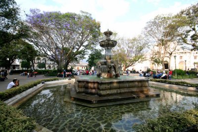 View of the fountain that is in the middle of Parque Central.