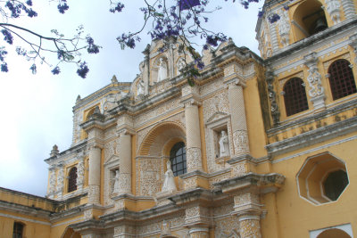 The baroque façade of La Merced dates from this 1850 to 1855 period.