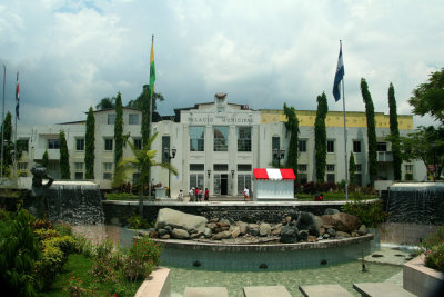 View of the Central Park fountain in front of the Municipal Palace in San Pedro Sula.