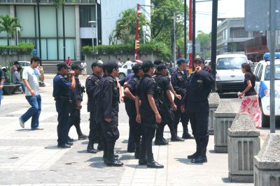 Here the police were lining up before spreading out.