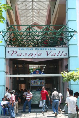 A lot of people, especially teenagers, like to hang out at the Pasaje Valle shopping center in San Pedro Sula.