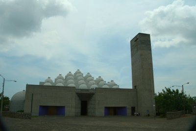 The “avant garde” construction symbolizes the desire of Nicaraguans to rebuild and modernize their country.