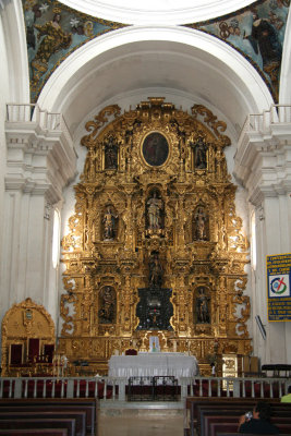 Note the detailed gold carvings behind the baroque altar.