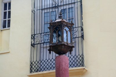 Close-up of the lamppost.