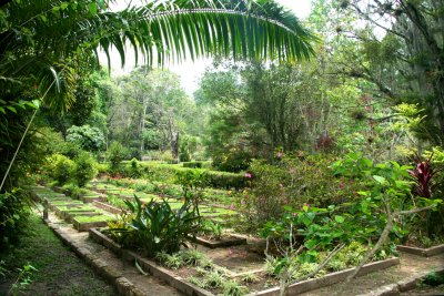 This is one of the landscaped gardens found in Parque Naciones Unidas.