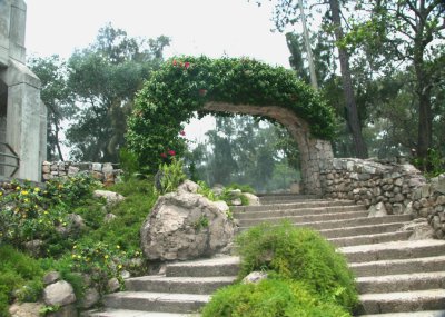 These stairs pass from Cristo del Picacho to some gardens in Parque Naciones Unidas.