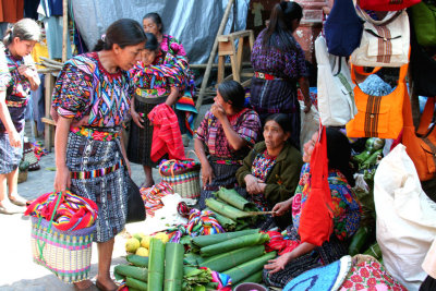 More conferring going on amongst the vendors.