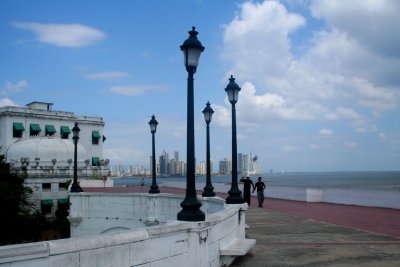 The walkway called las Bvedas (literally meaning the Vaults) goes around the monument and juts out into the Pacific.