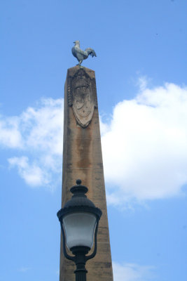 Nice juxtoposition of a colonial lamp and the monument.