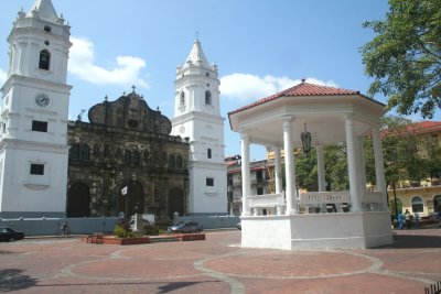 View of Plazas de la Independencia in front of Metropolitan Cathedral.