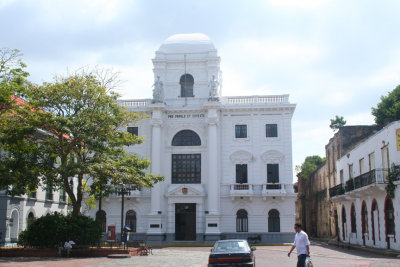 Statues are on top of the building and the writing pro populo et civitate (meaning for the population and civilization).