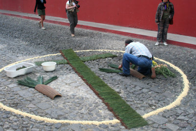 Further east on 4a Calle Oriente, this man was making a cross with pine needles.