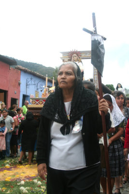 A block behind the main float, women carry a smaller float with the figure of the Virgin Mary.