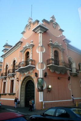 The main post office (El Correo) was constructed during General Jorge Ubico's administration (1937-1940).