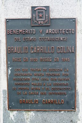 Plaque dedicated to Braulio Carillo Colina under his statue.
