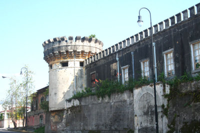 This wall with a watchtower is part of the Museo Nacional of Costa Rica.