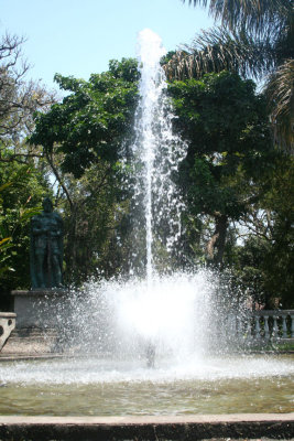 Here's another dramatic fountain in Parque Espana.