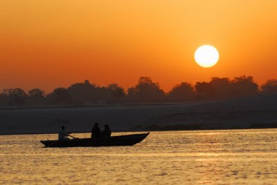 India, Varanasi, river Gangesh, sunrise