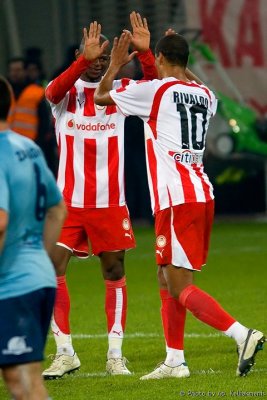 Julio Cesar celebrates with Ribo